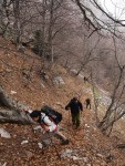 13-Ανηφορίζοντας το στενό μονοπάτι για Τρίκορφο .jpg