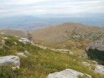 16-Η τελική ανηφόρα για Τρίκοροφο. Αριστερά η κοιλάδα του Τσεκουριού από όπου έρχεται και το μονοπάτι από την Πρώτη.jpg