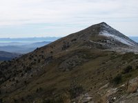 10 Η κορυφή «Φλάμπουρο» Στο βάθος η ραχοκοκαλιά της Πίνδου..JPG