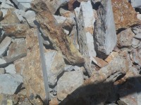 Υπολείμματα από σχισμένους πέτρινους όγκους 1.JPG