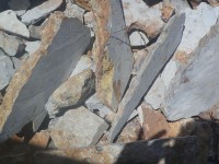 Υπολείμματα από σχισμένους πέτρινους όγκους 2.JPG