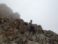 5. Σκαρφαλώνοντας τα βράχια της πλευράς του βουνού .JPG