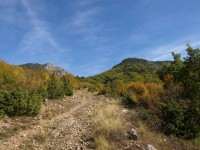 2 Το μονοπάτι μετά τους Πύργους. Αριστερά η κορυφή «Ρολόι»..JPG