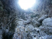 13.Στην είσοδο του υπόγειου ποταμού απαίσιες σωλήνες που υδρεύουν τα γύρω χωριά.JPG